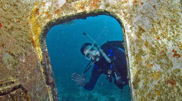 Underwater tour to airplane wreck, diving